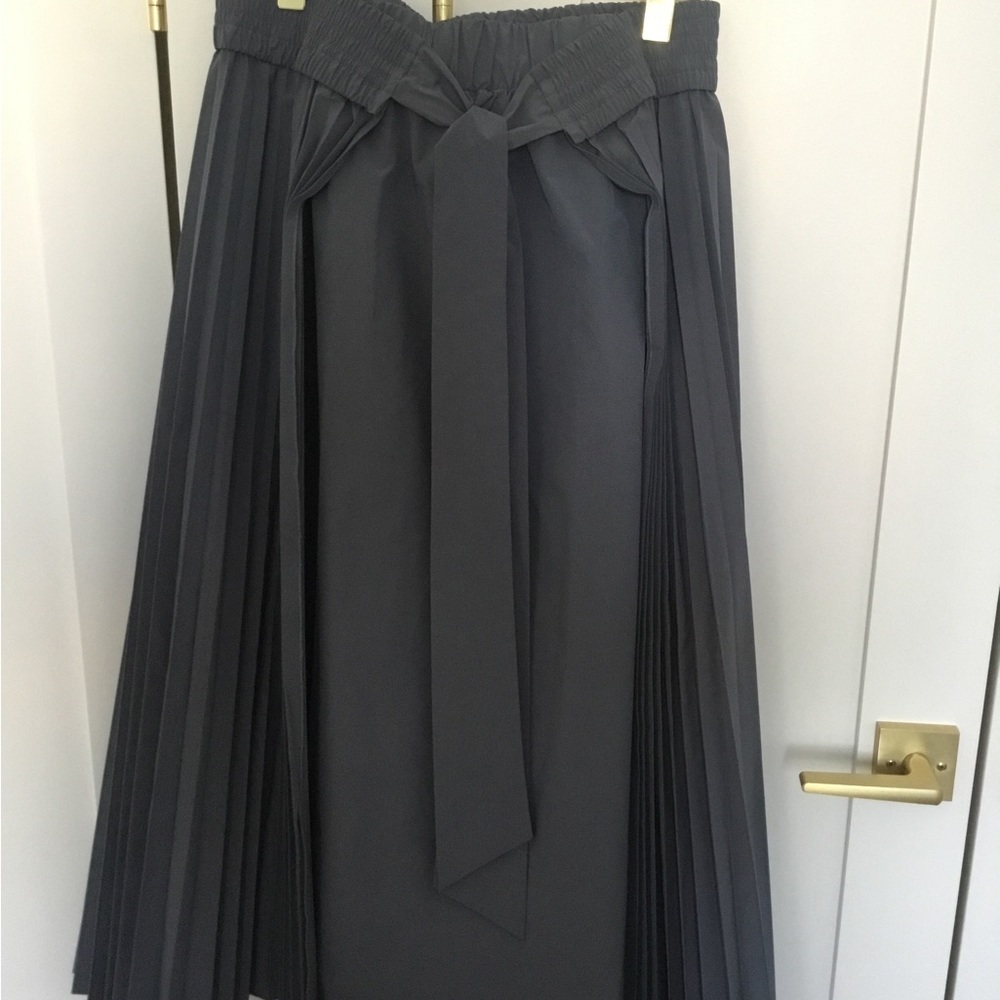 MAGNIFICENT Women’s shirt with matching skirt!!